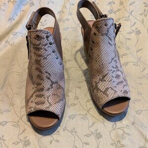 Baretrap women's brown/beige animal print faux leather heel sandals, size 9M